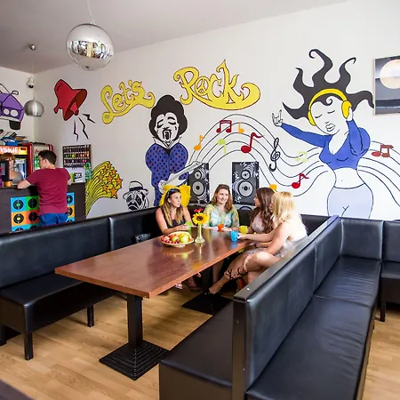 Let's Rock Party Hostel! Age Limit From 18 Until 40! אכסניה *